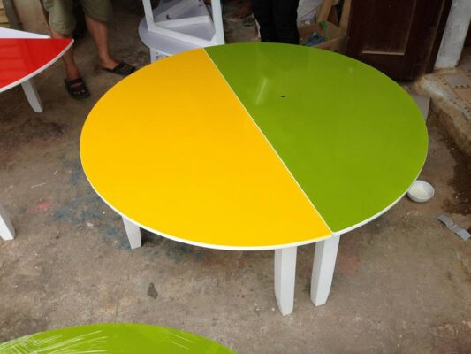 Bàn gỗ bán nguyệt